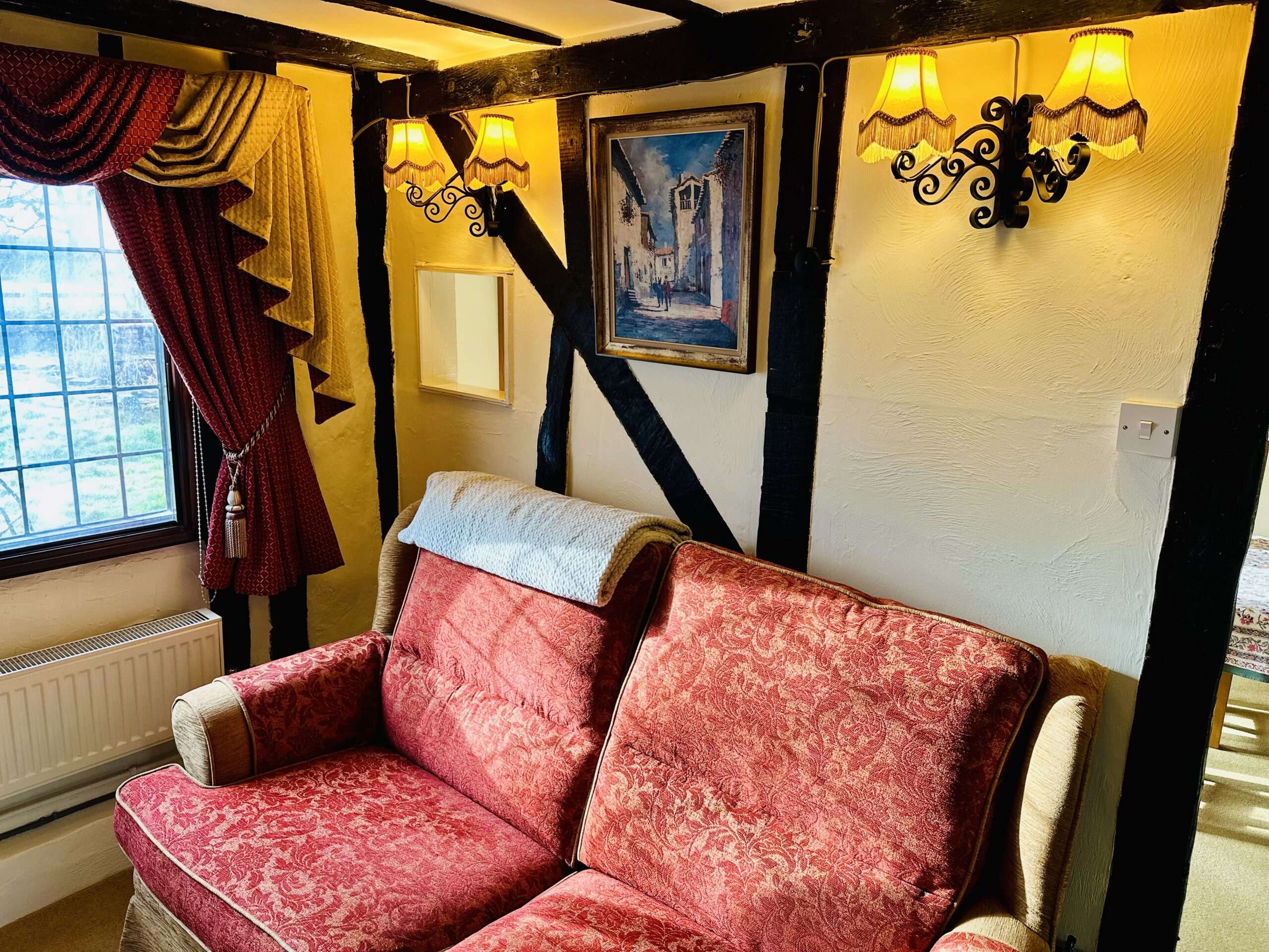 DanegeltsComfortable sitting room with sofa, framed artwork and warm lighting.